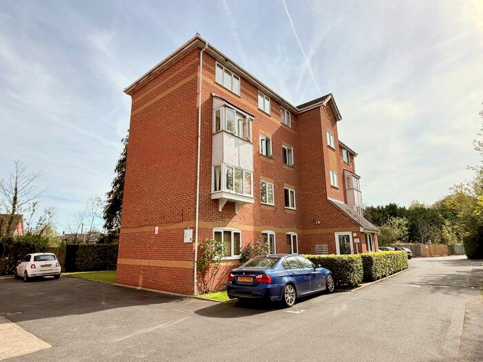 2 Bedroom Flat To Rent In Ascot Court, Aldershot, GU11