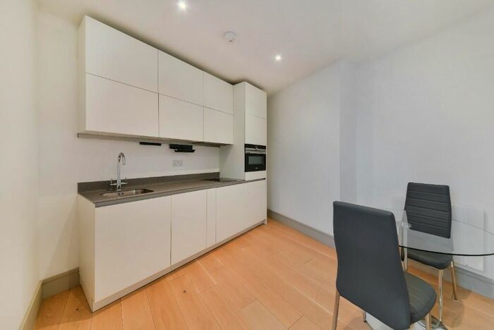 Studio To Rent In High Road, London, N12