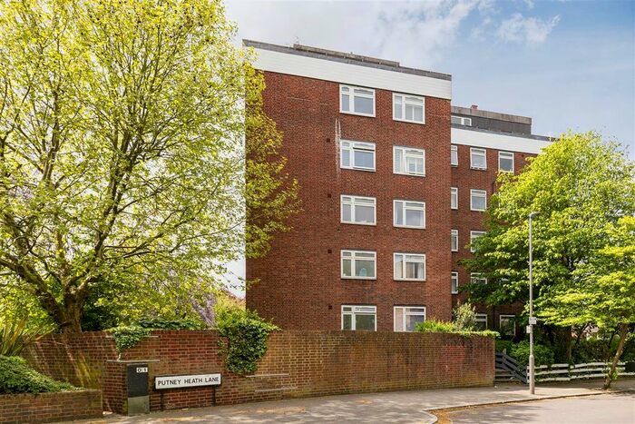 2 Bedroom Flat To Rent In Brett House, Putney Heath Lane, London, SW15