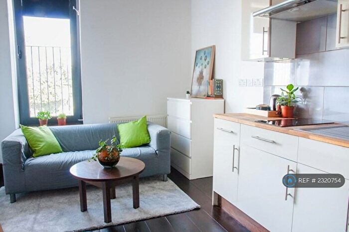 Studio To Rent In Hanover House, London, NW2