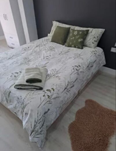 6 Bedroom Terraced House To Rent In Hereford Way, London, KT9