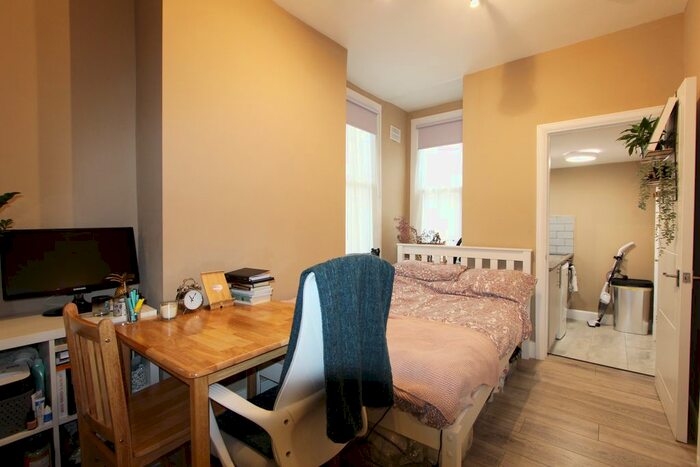 Studio To Rent In Hallswelle Road, London, NW11