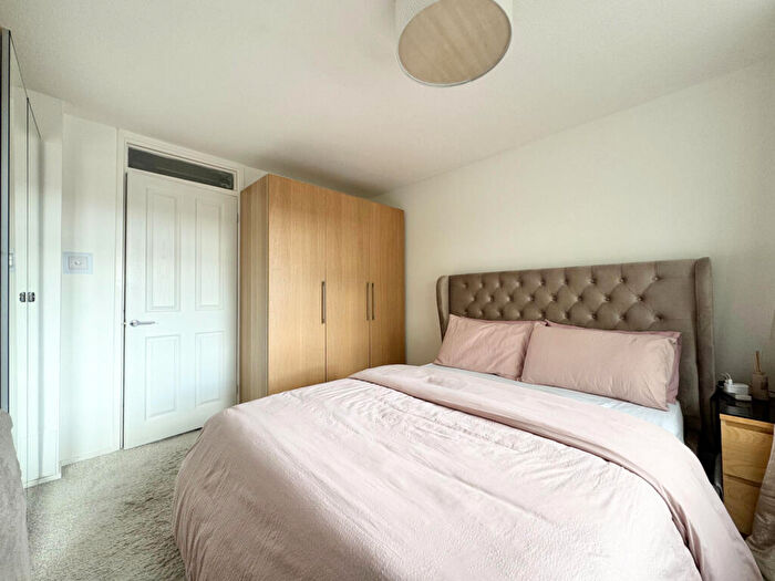 2 Bedroom Flat For Sale In Grymsdyke Road, Wigginton, HP23