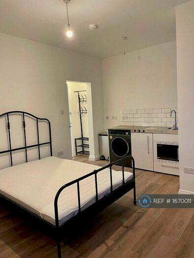 Studio To Rent In Friern Park, London, N12