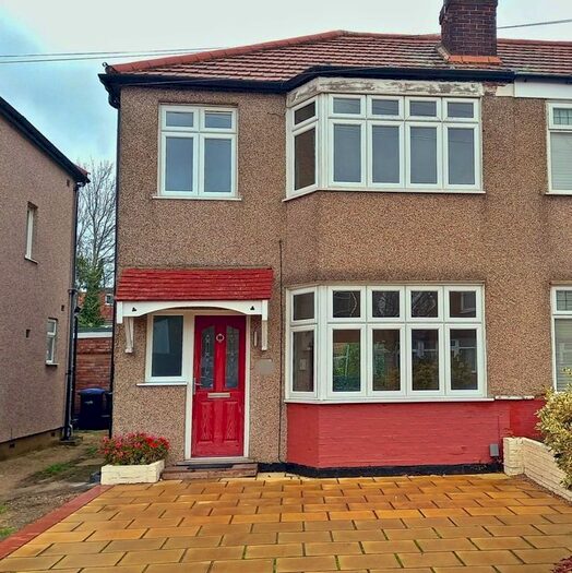 3 Bedroom Property To Rent In Chailey Avenue, Enfield EN1