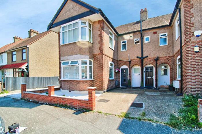 3 Bedroom Maisonette For Sale In Grosvenor Road, Romford, RM7