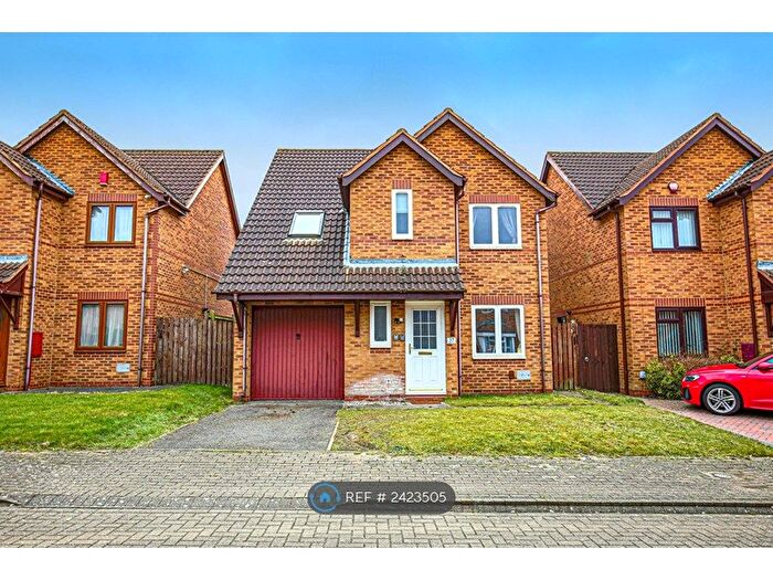 4 Bedroom Detached House To Rent In Champflower, Furzton, Milton Keynes, MK4