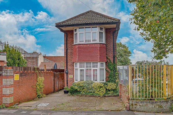 3 Bedroom Detached House For Sale In Cedar Road, Southampton, SO14