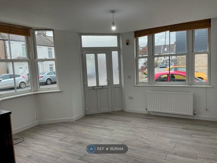 2 Bedroom Flat To Rent In Edinburgh Court, Margate, CT9