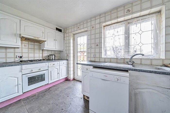 2 Bedroom Detached Bungalow For Sale In Cranford Park Drive, Yateley, Hampshire, GU46