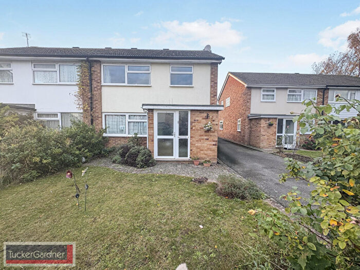 3 Bedroom Semi Detached House To Rent In Brierley Walk, Cambridge, CB4