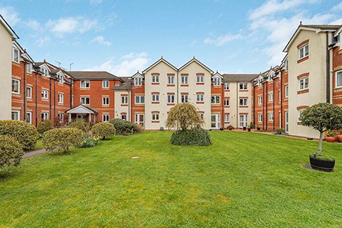 2 Bedroom Flat For Sale In Ackender Road, Alton, Hampshire, GU34