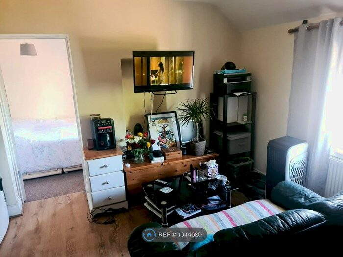 1 Bedroom Flat To Rent In High Street, London Colney, St. Albans, AL2