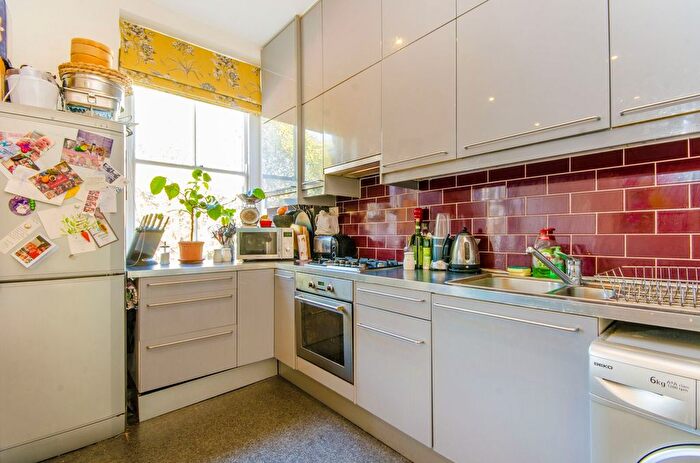 2 Bedroom Maisonette For Sale In Blackstock Road, Islington, London, N5