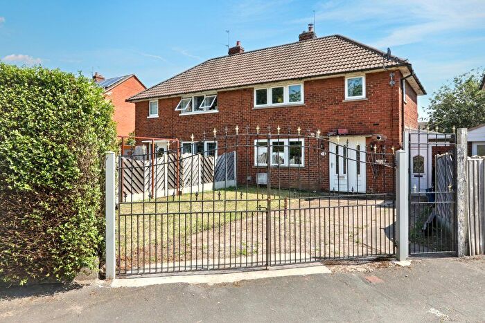 3 Bedroom Semi-Detached House For Sale In Axholme Green, Doncaster, DN8
