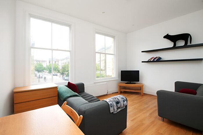 4 Bedroom Flat To Rent In Roden Street, Islington, N7