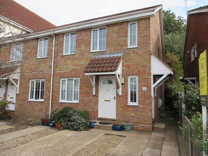 2 Bedroom Flat To Rent In Gainsborough Drive, Westcliff On Sea, SS0