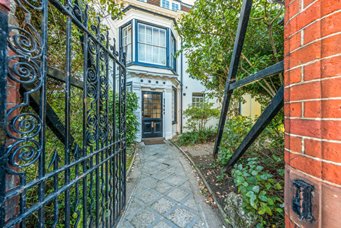 1 Bedroom Flat To Rent In Station Road, Thames Ditton, Surrey, KT7