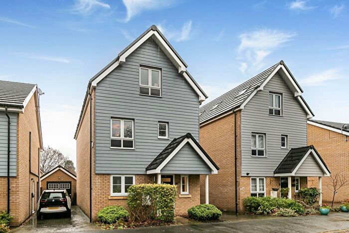 4 Bedroom Detached House For Sale In Kennett Lane, Chertsey, Surrey, KT16