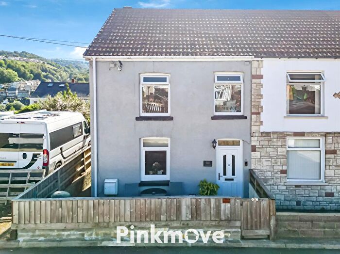 3 Bedroom Semi-Detached House For Sale In Whitethorne Street, Crumlin, Newport, NP11