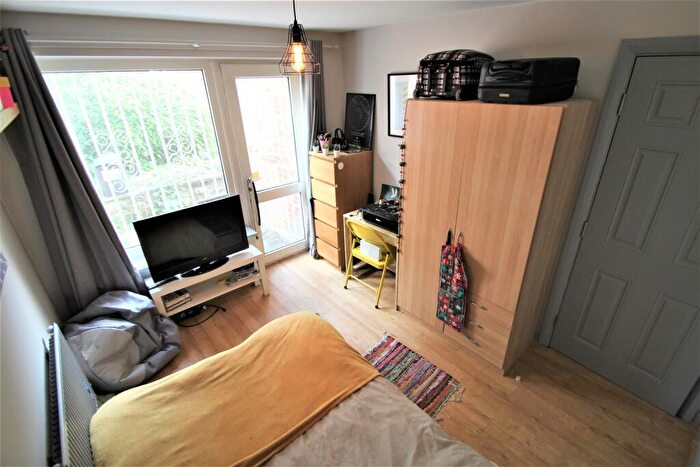 4 Bedroom Semi-Detached House To Rent In Kirkstall Hill, Burley, Leeds, LS4