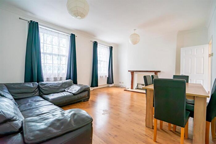 3 Bedroom Apartment To Rent In Mornington Crescent, Camden Town, NW1