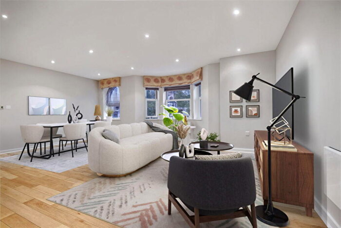2 Bedroom Flat For Sale In Wendle Square, Battersea, SW11