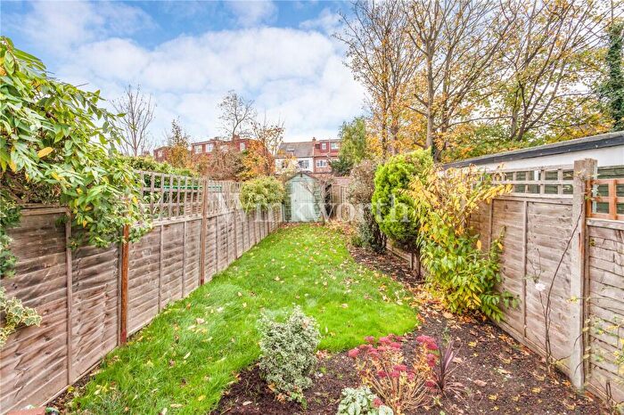 1 Bedroom Apartment To Rent In Elmcroft Crescent, Golders Green, London, NW11