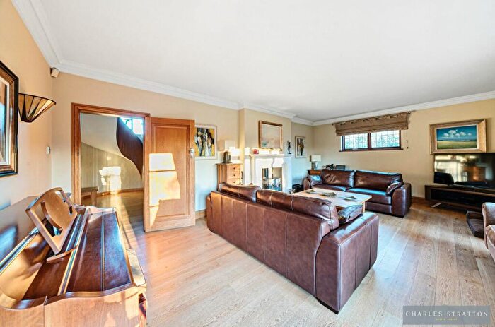 4 Bedroom Detached House For Sale In Gidea Close, Gidea Park, RM2