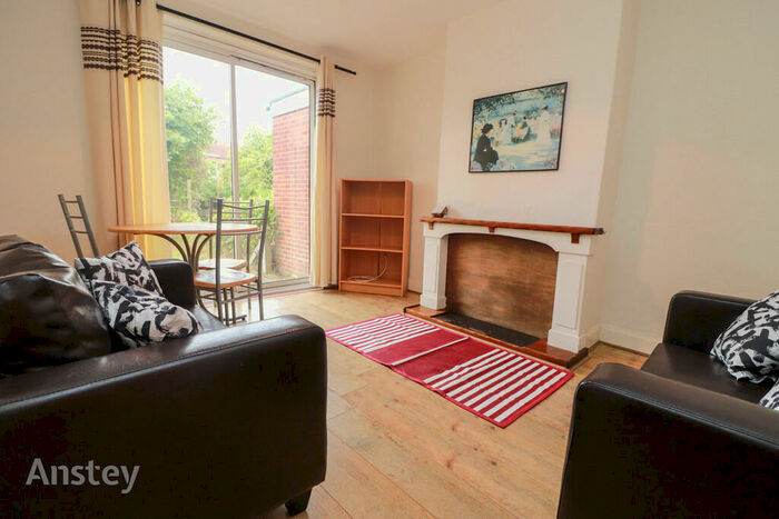 4 Bedroom Semi-Detached House To Rent In Honeysuckle Road, Southampton, SO16