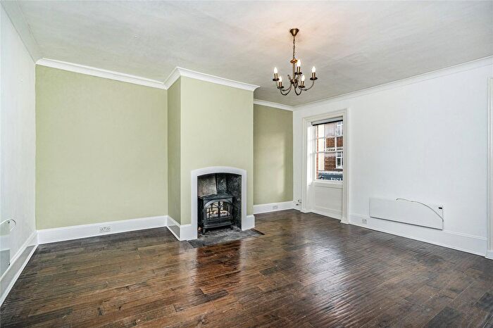 2 Bedroom Flat To Rent In Guildford Street, Chertsey, Surrey, KT16