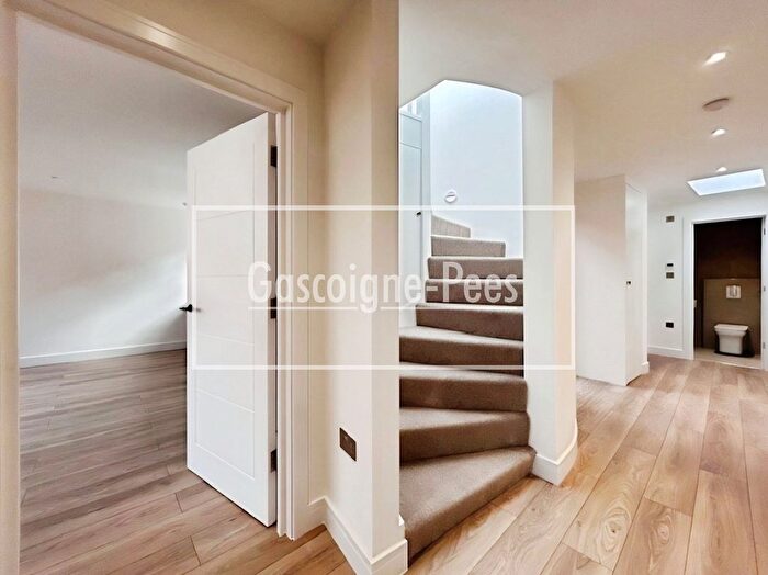 2 Bedroom Maisonette To Rent In North Street, Dorking, RH4