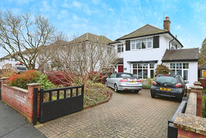 4 Bedroom Detached House For Sale In Raglan Gardens, Watford, WD19
