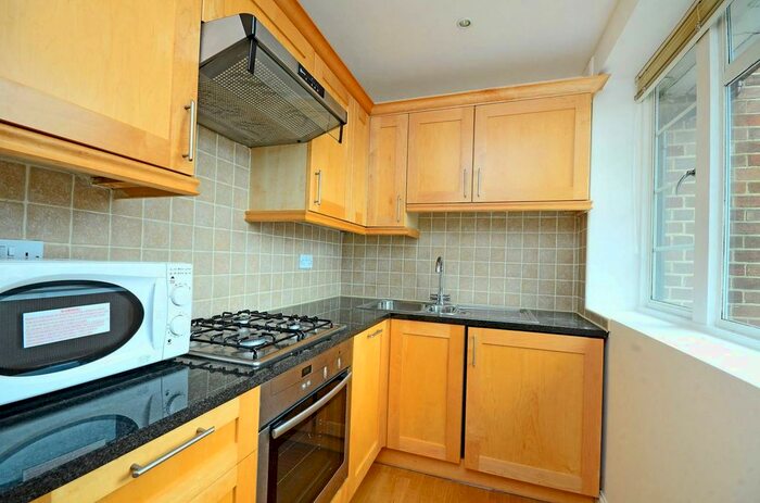 2 Bedroom Flat To Rent In West Hill, West Hill, London, SW15