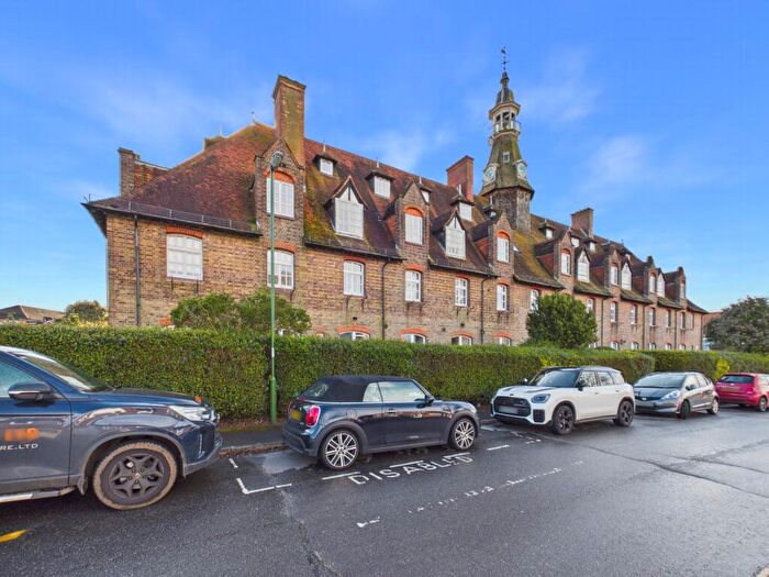 1 Bedroom Flat For Sale In Syresham Gardens, Haywards Heath, RH16