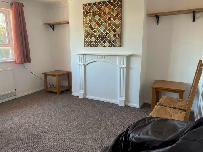2 Bedroom Flat To Rent In Station Road, Brentwood, Essex, CM13