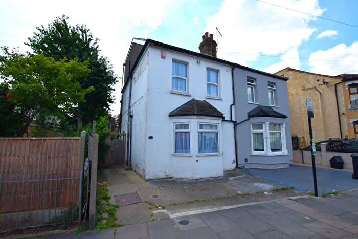 4 Bedroom End Of Terrace House To Rent In Roman Road, Ilford, IG1
