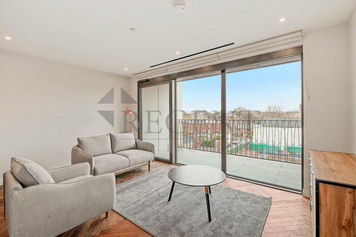 3 Bedroom Flat To Rent In Hampton House, King's Road Park, SW6