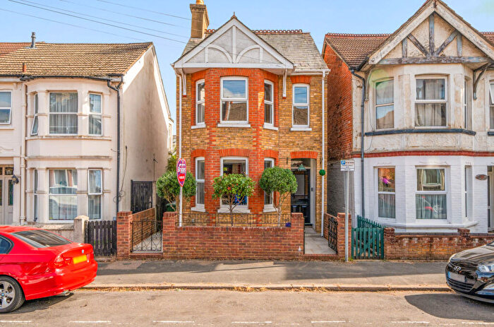 3 Bedroom Detached House For Sale In St. Georges Road, Aldershot, Hampshire, GU12