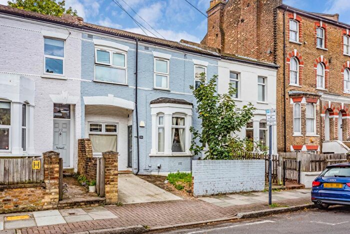 3 Bedroom Flat To Rent In Ravenswood Road, SW12