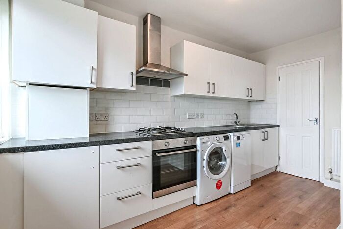 2 Bedroom Flat To Rent In Cazenove Road, Stoke Newington, London, N16