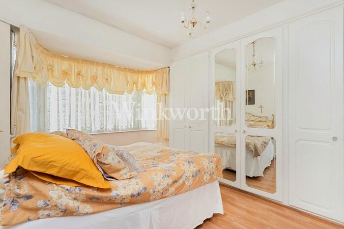 3 Bedroom Terraced House For Sale In New Park Avenue, London, N13