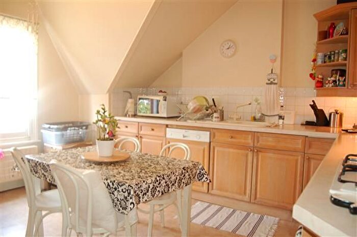 3 Bedroom Flat To Rent In Worple Road, Wimbledon, SW19