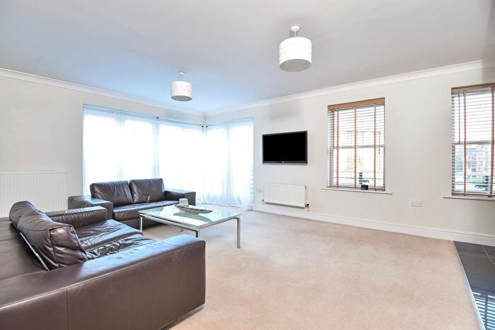 2 Bedroom Flat To Rent In Castlegate Road, Richmond, TW9