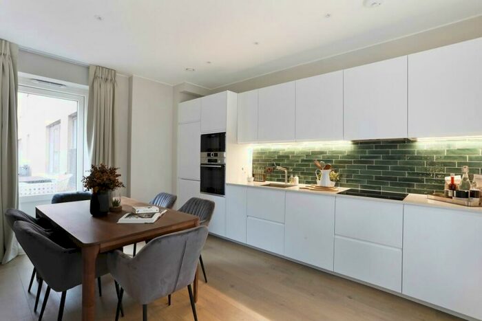 3 Bedroom Flat To Rent In Zinc Street, Sugar House Island, E15