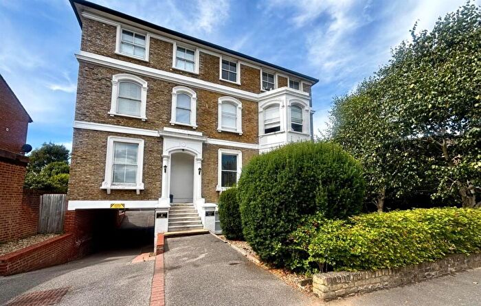 Apartment To Rent In Berrylands, Surbiton, KT5