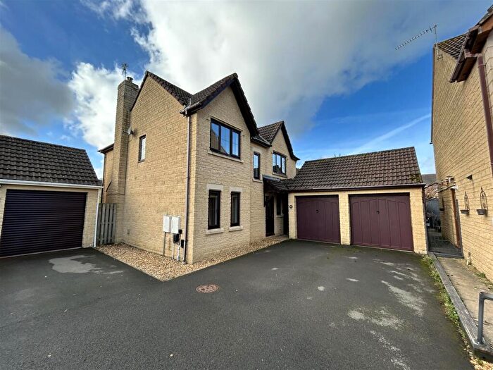 4 Bedroom Detached House For Sale In St Mellion Close, Chippenham, SN15