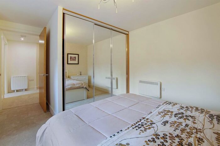 2 Bedroom Flat For Sale In Eadhelm Court, Penlee Close, Edenbridge, TN8