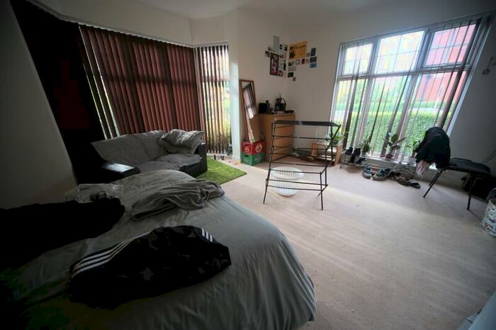 8 Bedroom End Of Terrace House To Rent In Estcourt Terrace, Headingley, Leeds, LS6