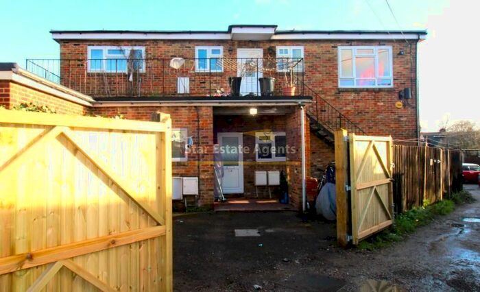 2 Bedroom Flat For Sale In Denziloe Avenue, Uxbridge, Greater London, UB10